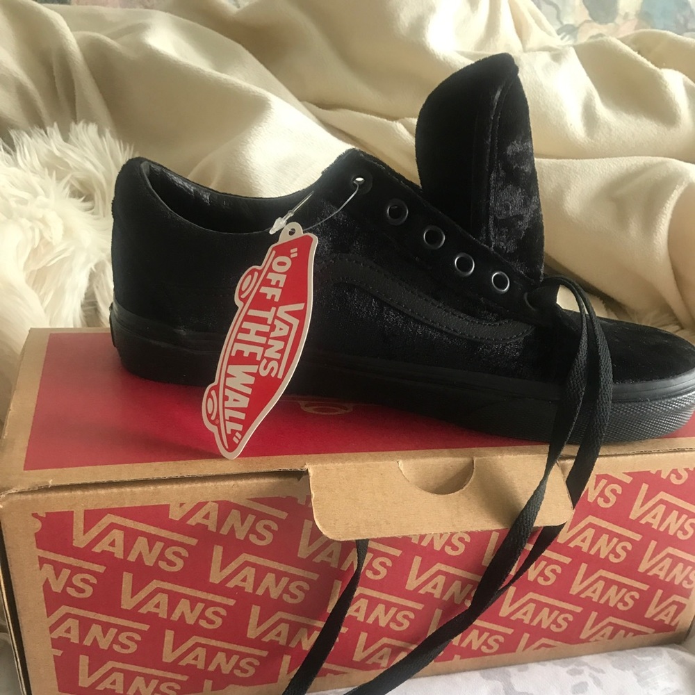 Women black velvet vans